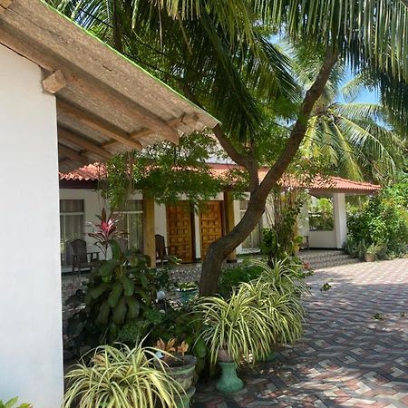 Island Breeze Inn นิลาเวลี ภายนอก รูปภาพ