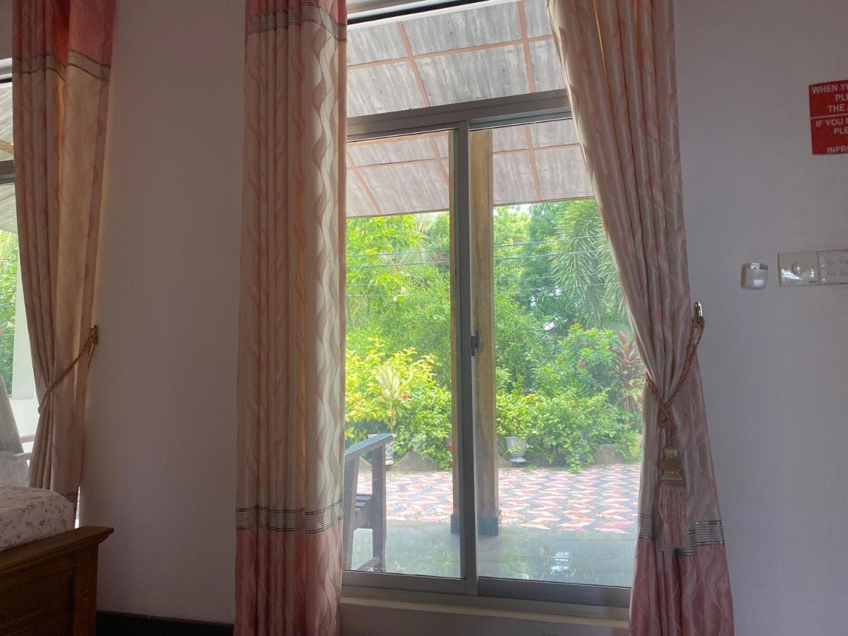 Island Breeze Inn นิลาเวลี ภายนอก รูปภาพ